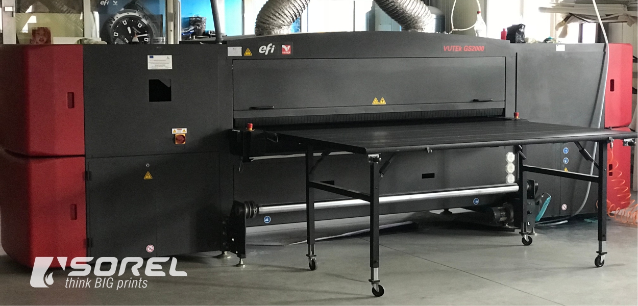 
            EFI™ VUTEk® GS2000 -  ☛ Sheet/board printing up to 203.2 cm wide and up to 5.08 cm thick. ☛ Max Length: unlimited.
            ☛ Max Quality: 1000 dpi. ☛ Colors: 8-colour plus White and single-pass, multi-layer printing. ☛
            Direct print to a variety of rigid and flexible substrates, eliminating mounting and lamination of flexible materials for rigid applications